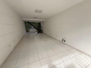 Calle 10 e/ 49 y 50 | Local Comercial En Alquiler Con Entrepiso Y Patio.
