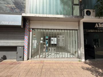 Calle 10 e/ 49 y 50 | Local Comercial En Alquiler Con Entrepiso Y Patio.