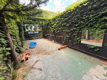 Calle 10 e/ 49 y 50 | Local Comercial En Alquiler Con Entrepiso Y Patio.