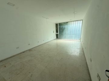 Calle 10 e/ 49 y 50 | Local Comercial En Alquiler Con Entrepiso Y Patio.