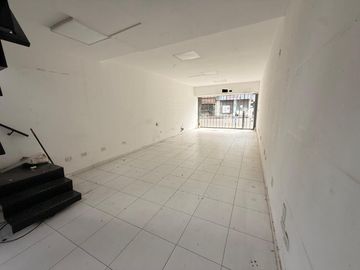 Calle 10 e/ 49 y 50 | Local Comercial En Alquiler Con Entrepiso Y Patio.