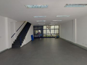 Excelente local en alquiler - 400 m2 - Proximo a Av 9 de julio.