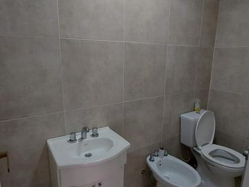 Excelente local en alquiler - 400 m2 - Proximo a Av 9 de julio.