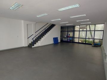 Excelente local en alquiler - 400 m2 - Proximo a Av 9 de julio.
