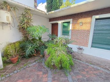 VENTA CASA GRANDE LOTE PROPIO 8,66 X 33,50 FLORES