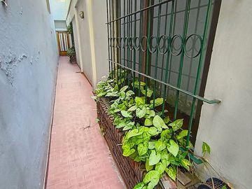 VENTA CASA GRANDE LOTE PROPIO 8,66 X 33,50 FLORES