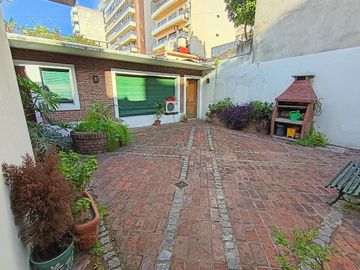 VENTA CASA GRANDE LOTE PROPIO 8,66 X 33,50 FLORES