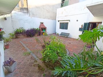 VENTA CASA GRANDE LOTE PROPIO 8,66 X 33,50 FLORES