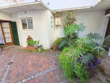 VENTA CASA GRANDE LOTE PROPIO 8,66 X 33,50 FLORES