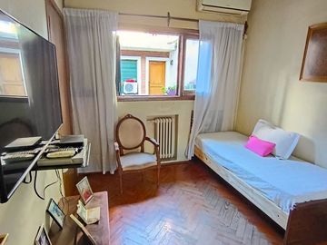 VENTA CASA GRANDE LOTE PROPIO 8,66 X 33,50 FLORES