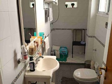 VENTA CASA GRANDE LOTE PROPIO 8,66 X 33,50 FLORES