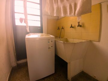 VENTA CASA GRANDE LOTE PROPIO 8,66 X 33,50 FLORES