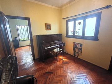 VENTA CASA GRANDE LOTE PROPIO 8,66 X 33,50 FLORES