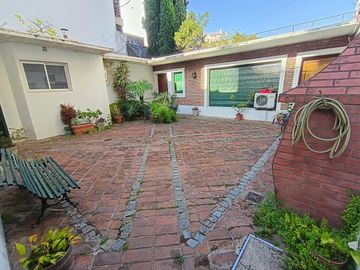 VENTA CASA GRANDE LOTE PROPIO 8,66 X 33,50 FLORES