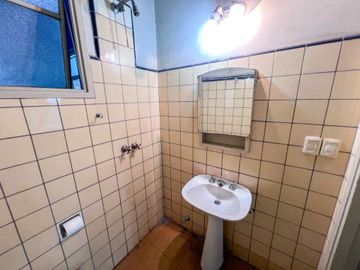 LOCAL EN VENTA CON PH 2 AMBIENTES MONSERRAT