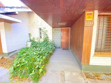 CASA 6 AMBIENTES VENTA ADROGUE PILETA FONDO LIBRE