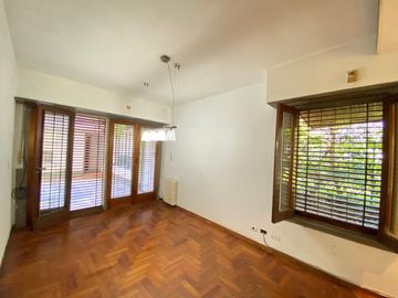 CASA 6 AMBIENTES VENTA ADROGUE PILETA FONDO LIBRE