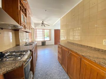 CASA 6 AMBIENTES VENTA ADROGUE PILETA FONDO LIBRE