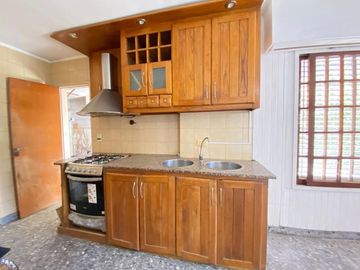 CASA 6 AMBIENTES VENTA ADROGUE PILETA FONDO LIBRE