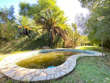 CASA 6 AMBIENTES VENTA ADROGUE PILETA FONDO LIBRE