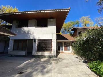CASA 6 AMBIENTES VENTA ADROGUE PILETA FONDO LIBRE