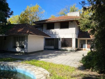 CASA 6 AMBIENTES VENTA ADROGUE PILETA FONDO LIBRE