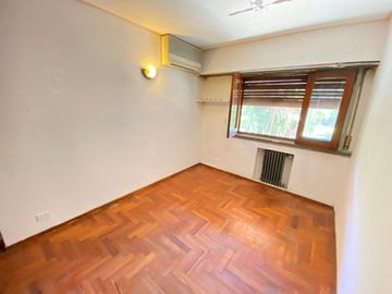 CASA 6 AMBIENTES VENTA ADROGUE PILETA FONDO LIBRE