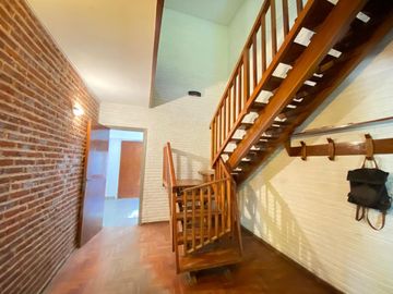 CASA 6 AMBIENTES VENTA ADROGUE PILETA FONDO LIBRE