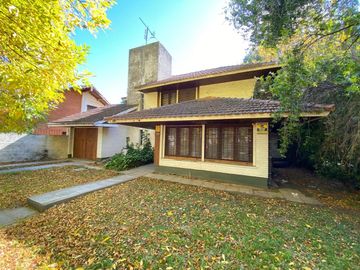 CASA 6 AMBIENTES VENTA ADROGUE PILETA FONDO LIBRE