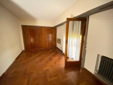 CASA 6 AMBIENTES VENTA ADROGUE PILETA FONDO LIBRE