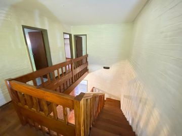 CASA 6 AMBIENTES VENTA ADROGUE PILETA FONDO LIBRE