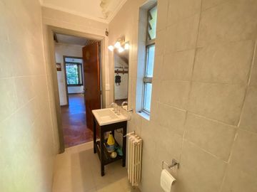 CASA 6 AMBIENTES VENTA ADROGUE PILETA FONDO LIBRE