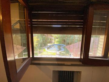 CASA 6 AMBIENTES VENTA ADROGUE PILETA FONDO LIBRE