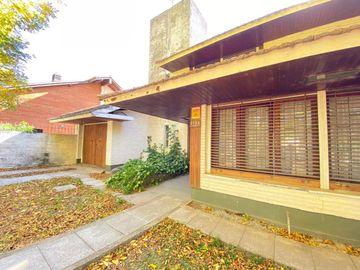 CASA 6 AMBIENTES VENTA ADROGUE PILETA FONDO LIBRE