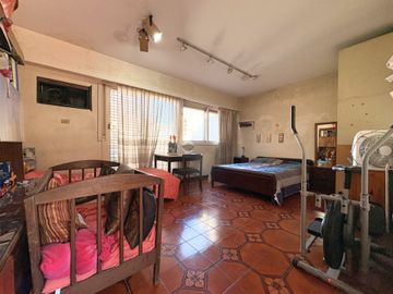 VENTA CASA 4 AMB EN FLORES CON COCHERA Y JARDIN