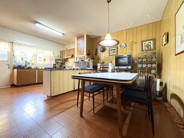 VENTA CASA 4 AMB EN FLORES CON COCHERA Y JARDIN
