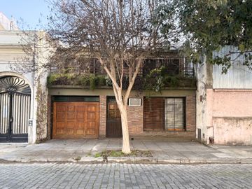 VENTA CASA 4 AMB EN FLORES CON COCHERA Y JARDIN