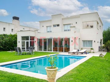 CASA VENTA 5 AMB EN TERRALAGOS CANNING CON PILETA