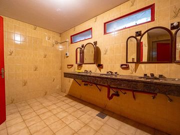 VENTA CASA 5 AMBIENTES PARQUE CHACABUCO PILETA