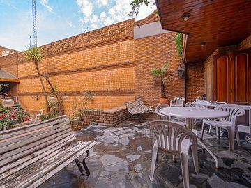 VENTA CASA 5 AMBIENTES PARQUE CHACABUCO PILETA