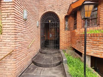VENTA CASA 5 AMBIENTES PARQUE CHACABUCO PILETA