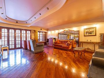 VENTA CASA 5 AMBIENTES PARQUE CHACABUCO PILETA