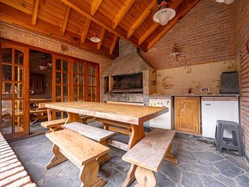 VENTA CASA 5 AMBIENTES PARQUE CHACABUCO PILETA