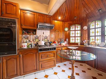 VENTA CASA 5 AMBIENTES PARQUE CHACABUCO PILETA