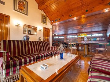 VENTA CASA 5 AMBIENTES PARQUE CHACABUCO PILETA