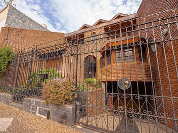 VENTA CASA 5 AMBIENTES PARQUE CHACABUCO PILETA