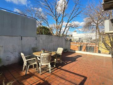 VENTA CASA CON TERRAZA PATIO Y COCHERA  FLORES