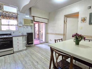 VENTA CASA CON TERRAZA PATIO Y COCHERA  FLORES