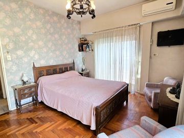 VENTA CASA CON TERRAZA PATIO Y COCHERA  FLORES