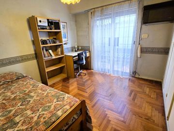 VENTA CASA CON TERRAZA PATIO Y COCHERA  FLORES